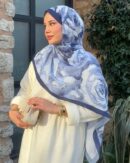 Foulard en Crêpe Doux à Motif Floral - Fond Blue à Fleurs Blue