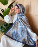 Foulard en Coton Doux à Motif Floral - Fond Blanc à Fleurs Grise